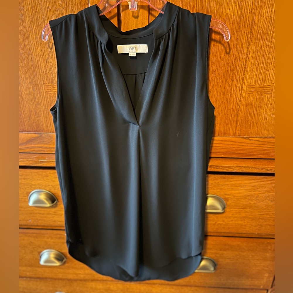 🖤🖤 𝙻𝙾𝙵𝚃 Split V Sleeveless Top